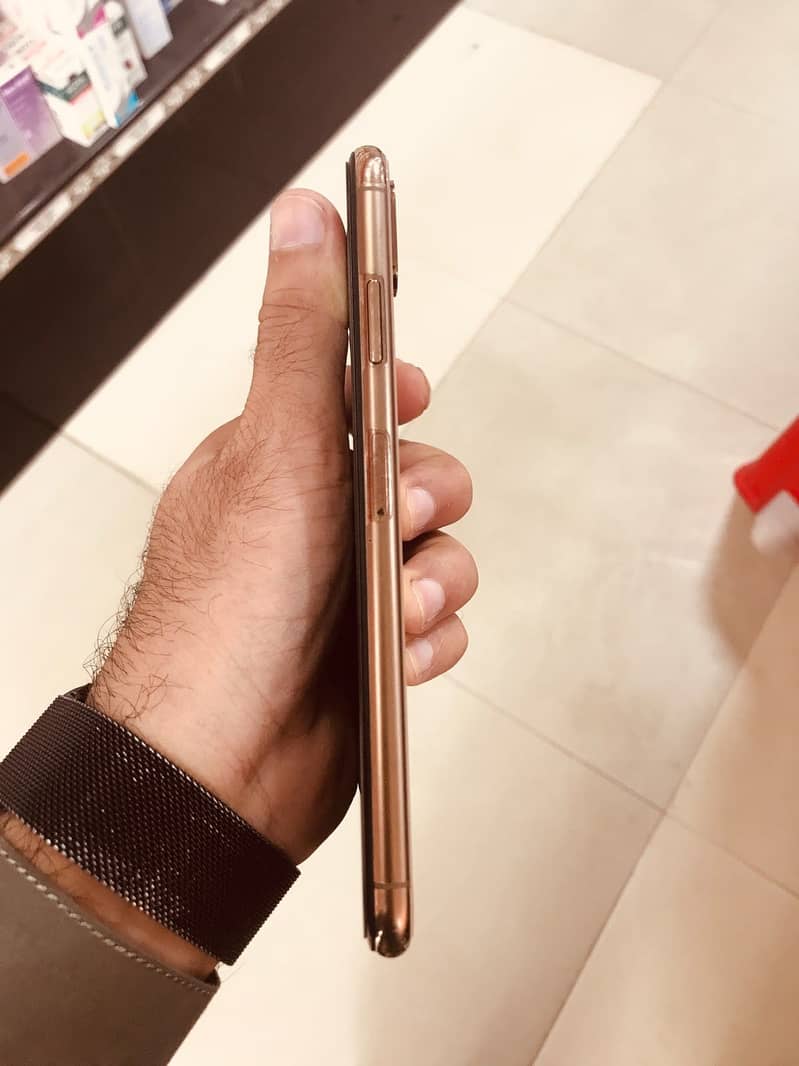 Apple iPhone XS Max 3