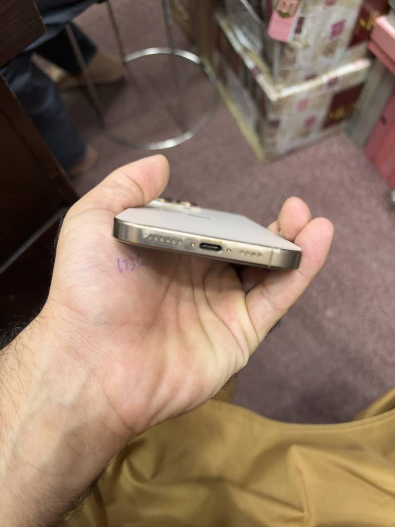 Apple iPhone 16 Pro Max 4