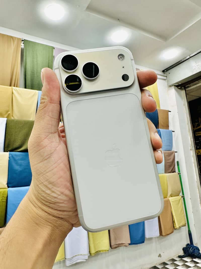 Apple iPhone 17 Pro Max 3