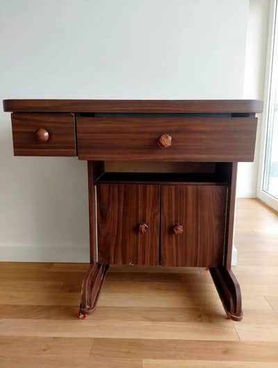 Sewing Machine With Table