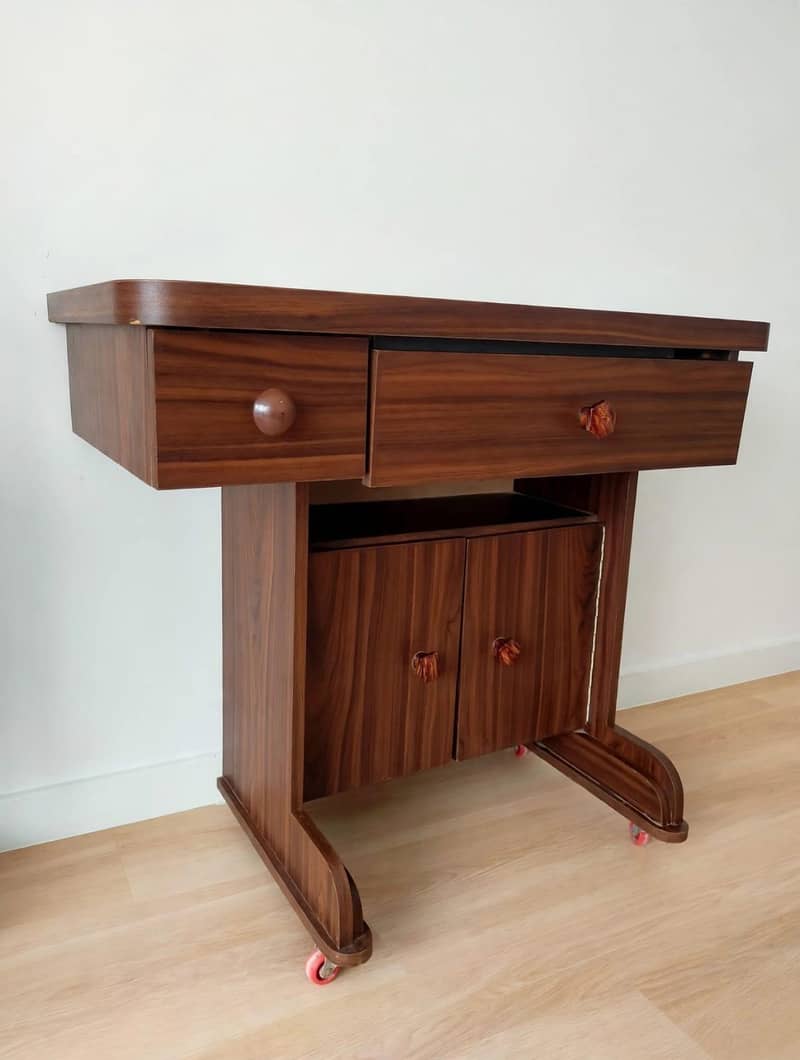 Sewing Machine With Table 1