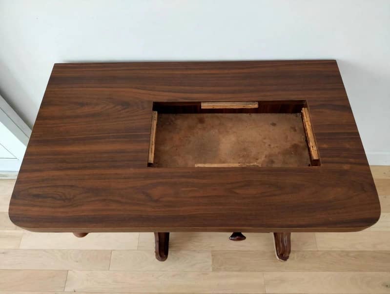 Sewing Machine With Table 2