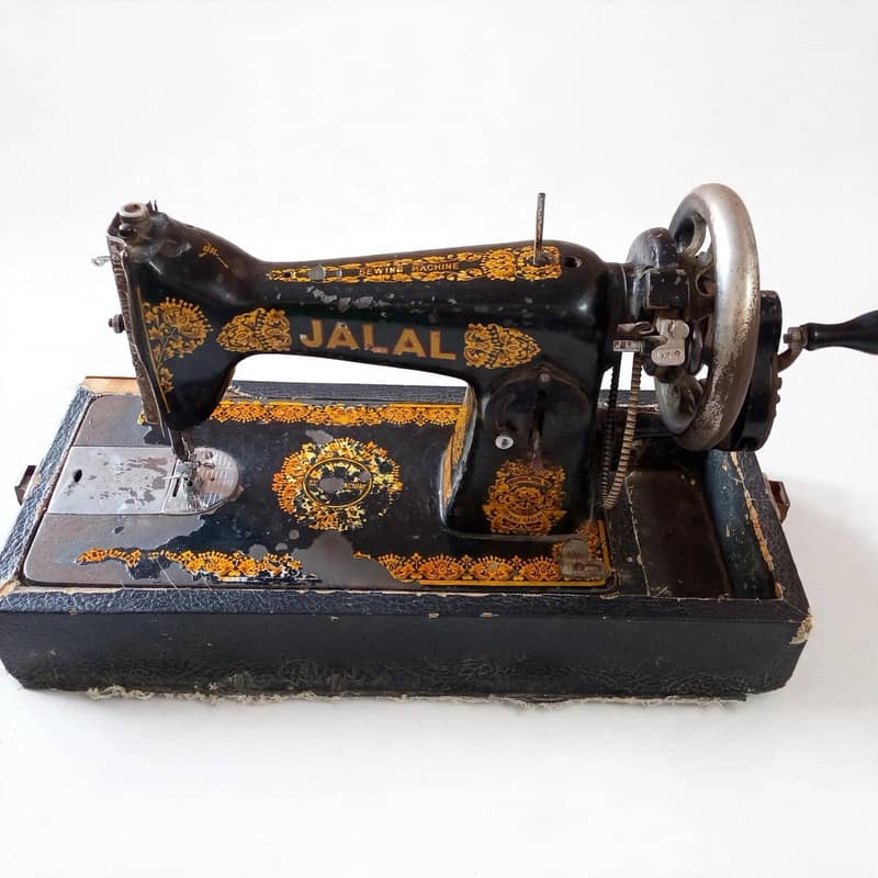 Sewing Machine With Table 3