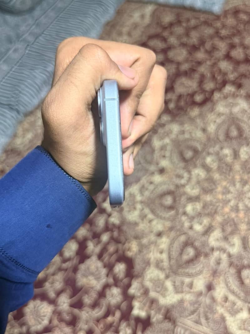 Apple iPhone 15 4
