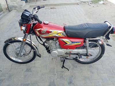 Honda 125 2025 model ha all Punjab number lga hua ha.