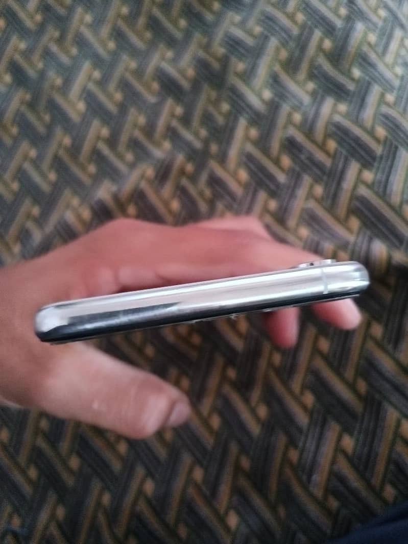 Apple iPhone XS Max 5