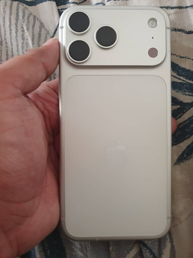 Apple iPhone 17 Pro Max 1