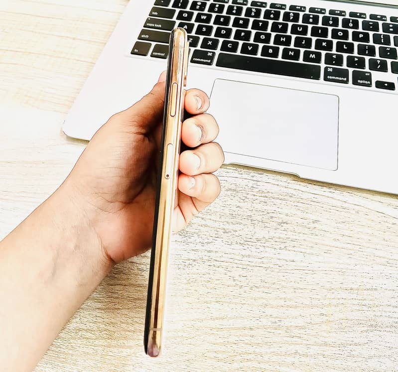Apple iPhone XS Max 7