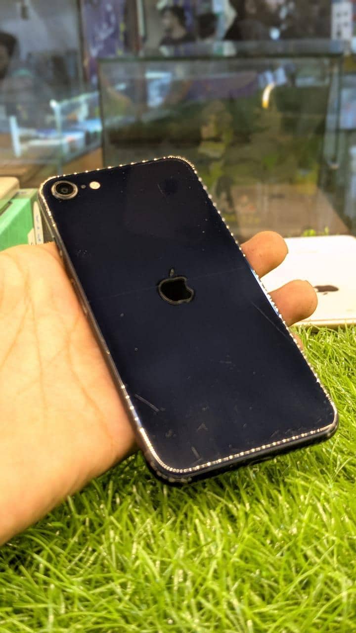 Apple iPhone SE 10
