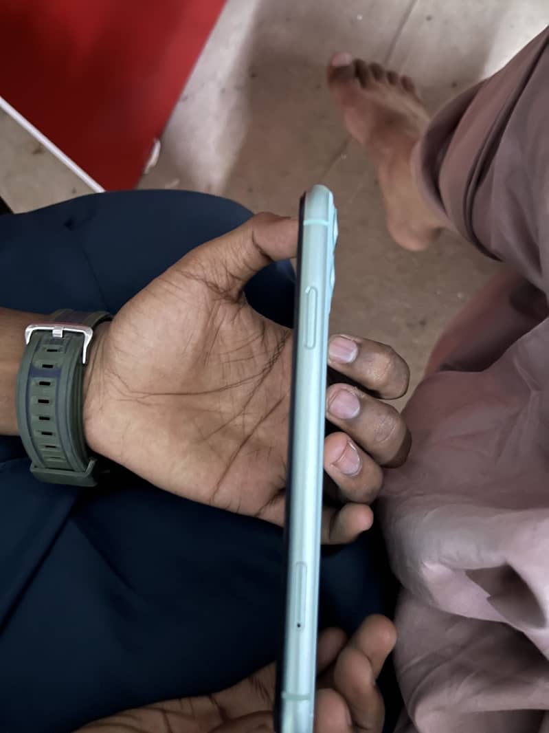 Apple iPhone 11 4