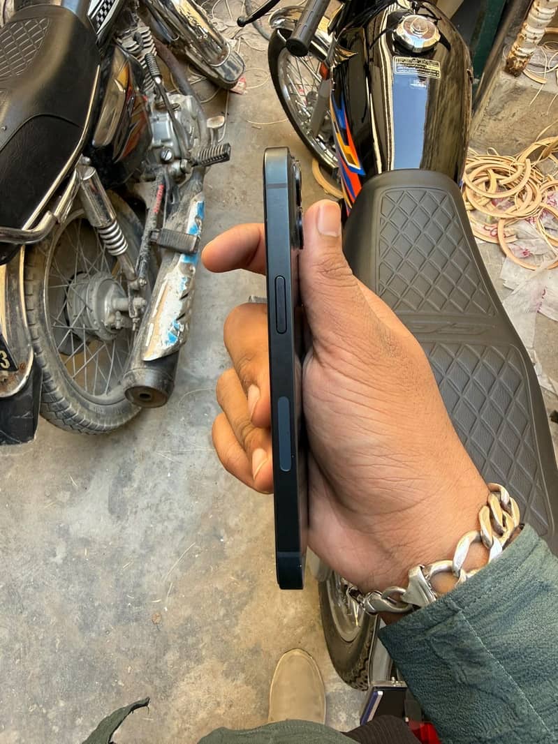 Apple iPhone 14 3