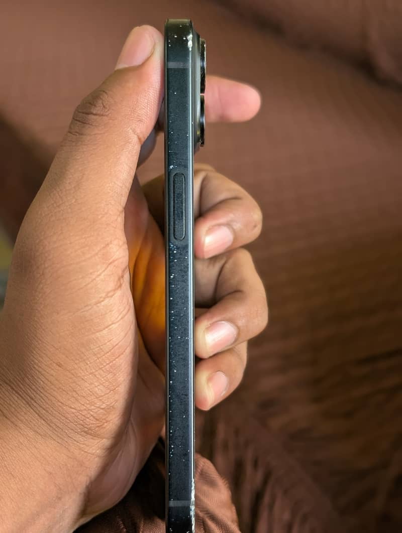 Apple iPhone 15 4