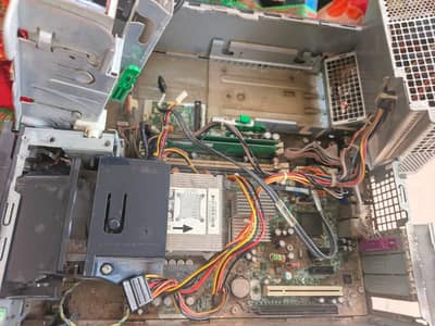 pora computer hai. . . . CD ROM or DVD dono hai