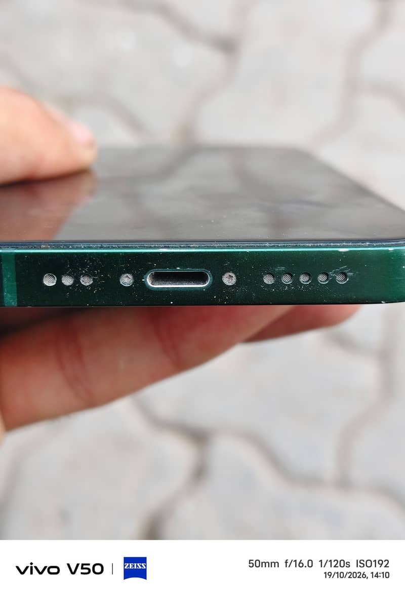 Apple iPhone 13 8
