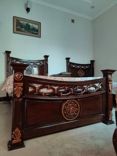 Sheesham/Taali ki lakri main bana huay 2 single chinioti design k beds