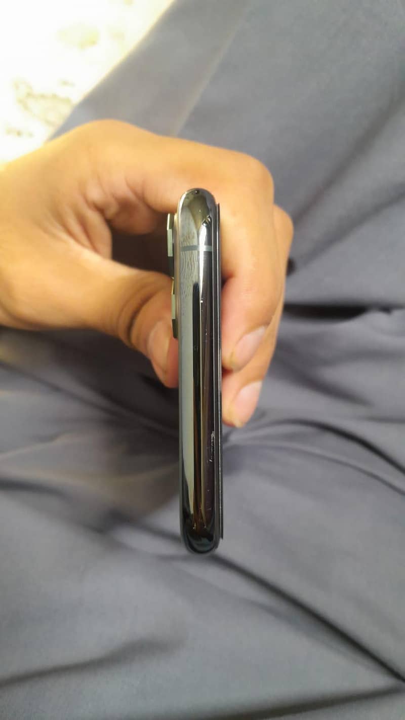 Apple iPhone 11 Pro Max 4
