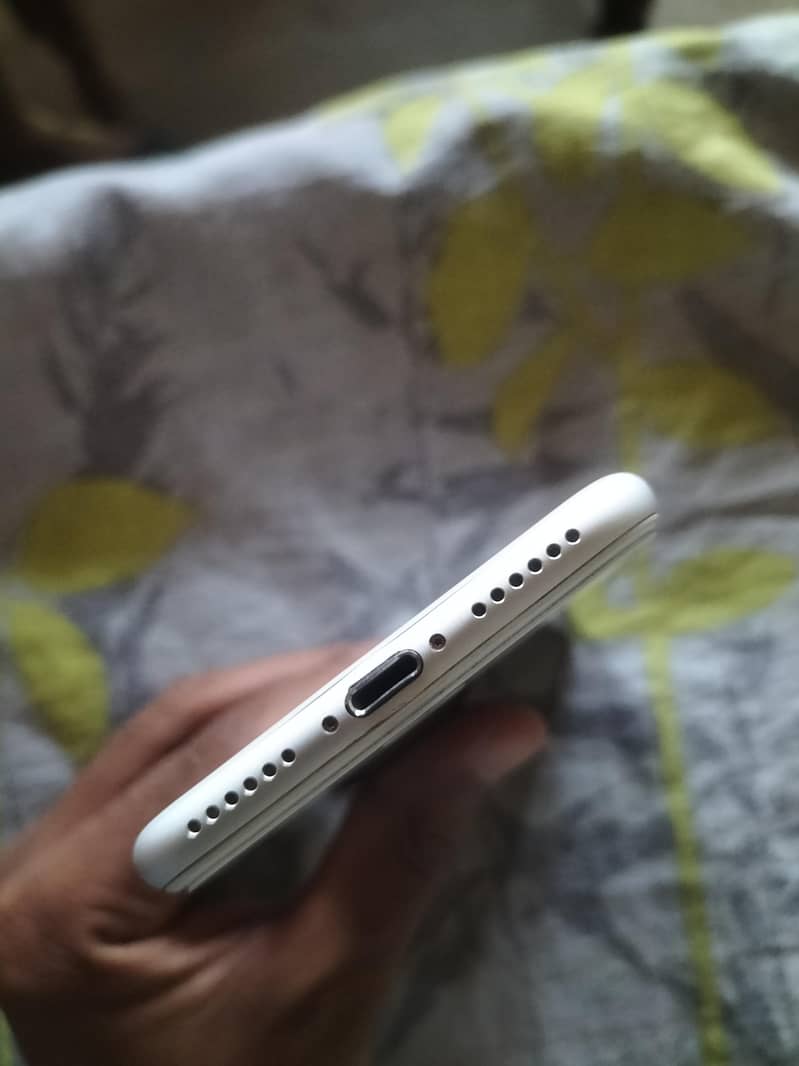 iPhone 7 4