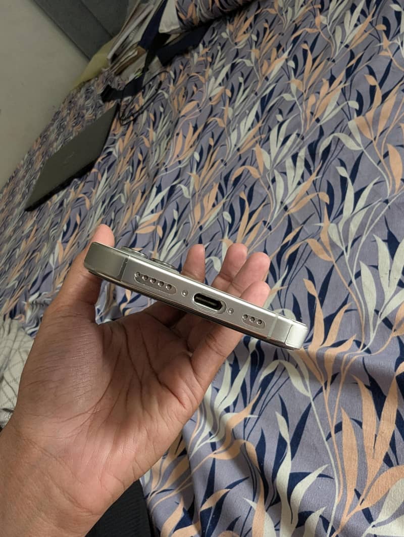 Apple iPhone 16 Pro 4