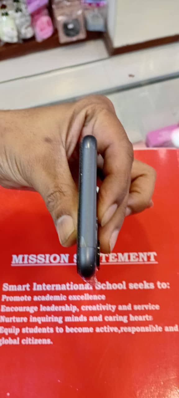 Apple iPhone 11 4