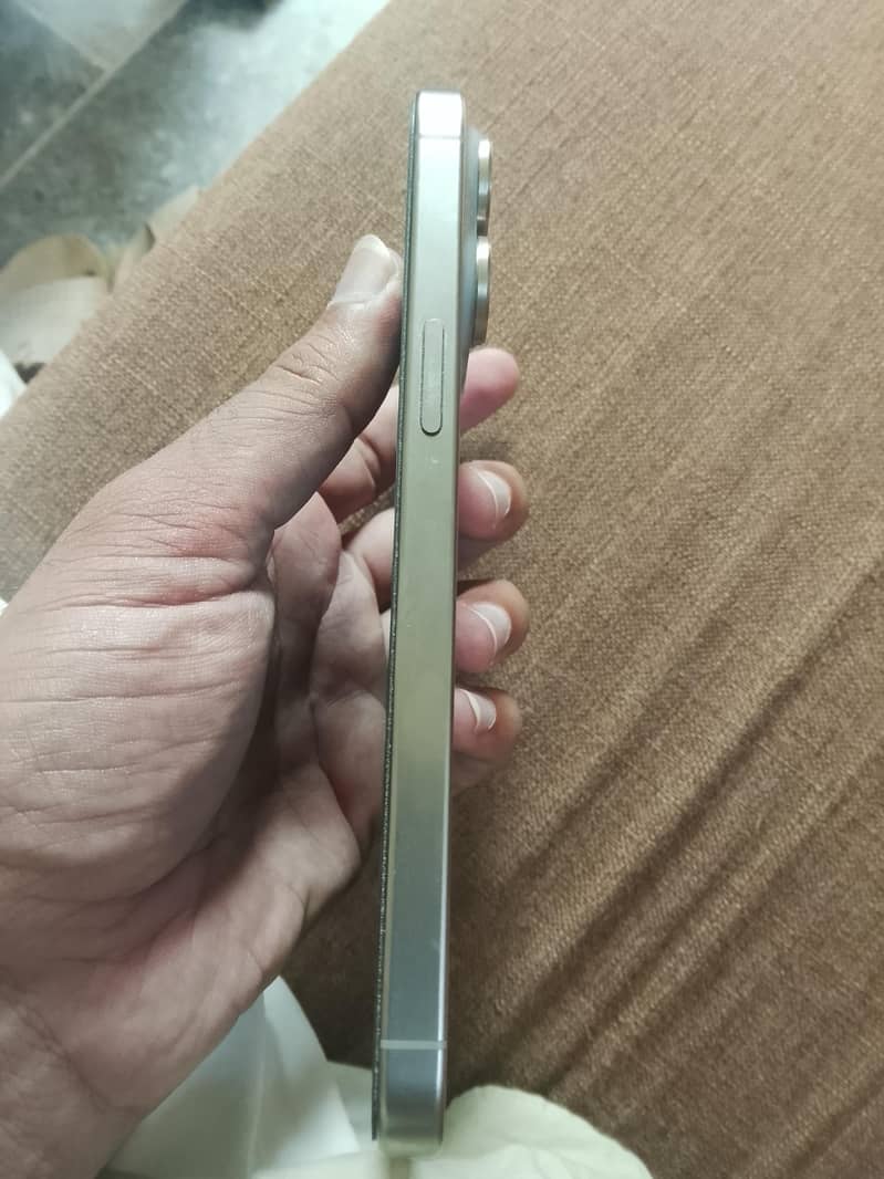 Apple iPhone 15 Pro Max 4