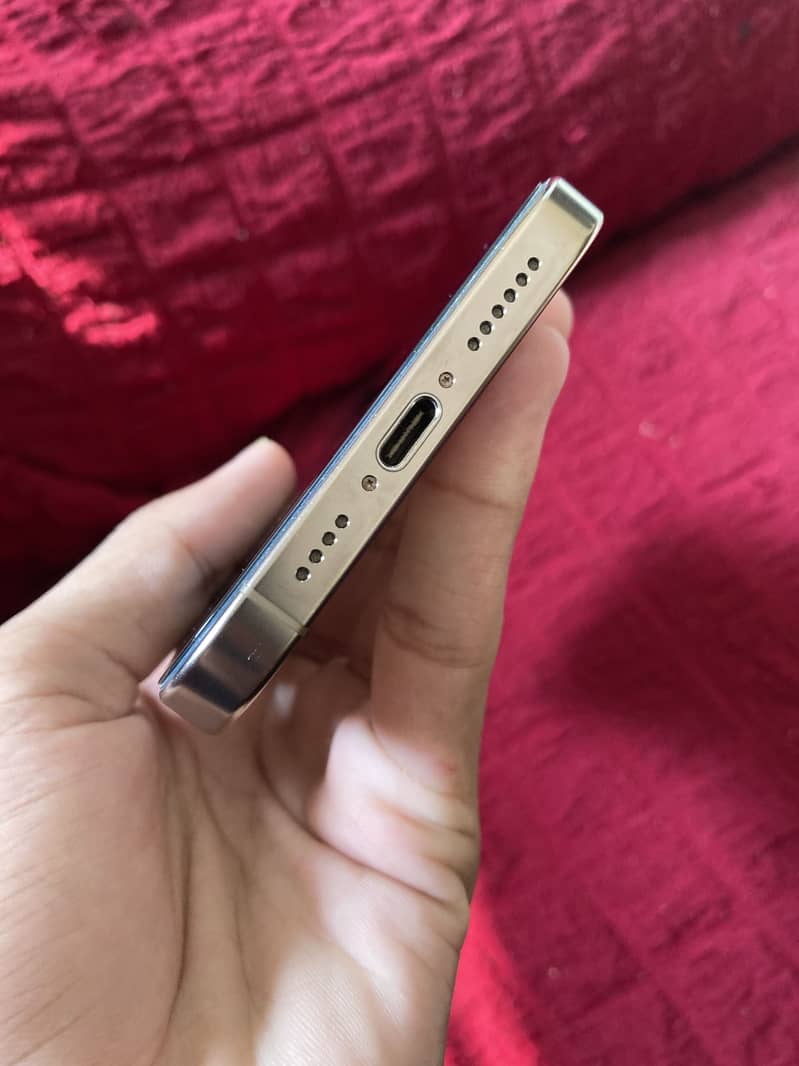 Apple iPhone 16 Pro Max JV 6