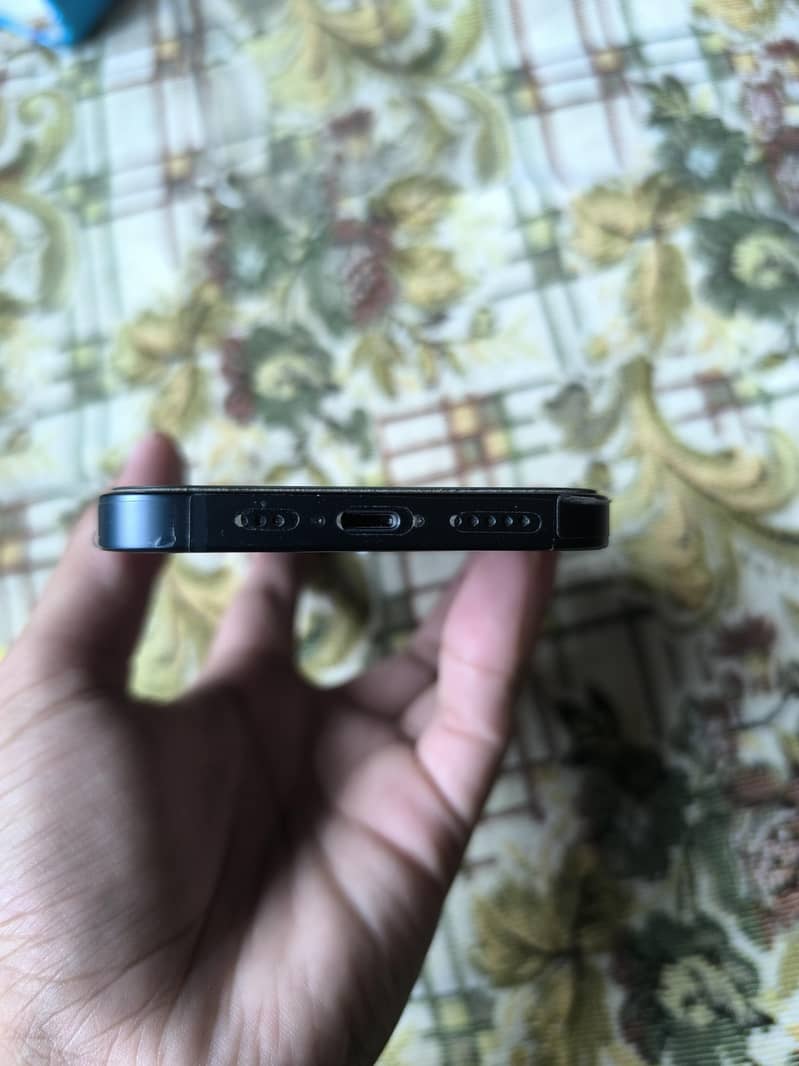 Apple iPhone 13 JV 3