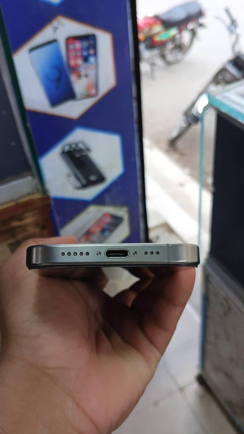 Apple iPhone 15 Pro jv 3