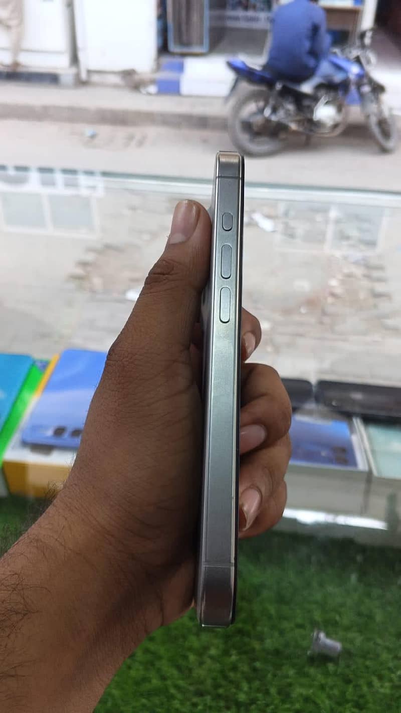 Apple iPhone 15 Pro jv 4