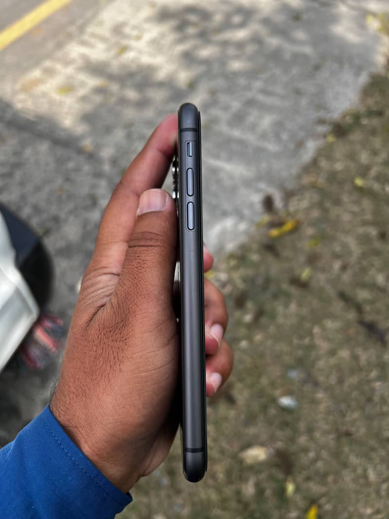 Apple iPhone 11 3