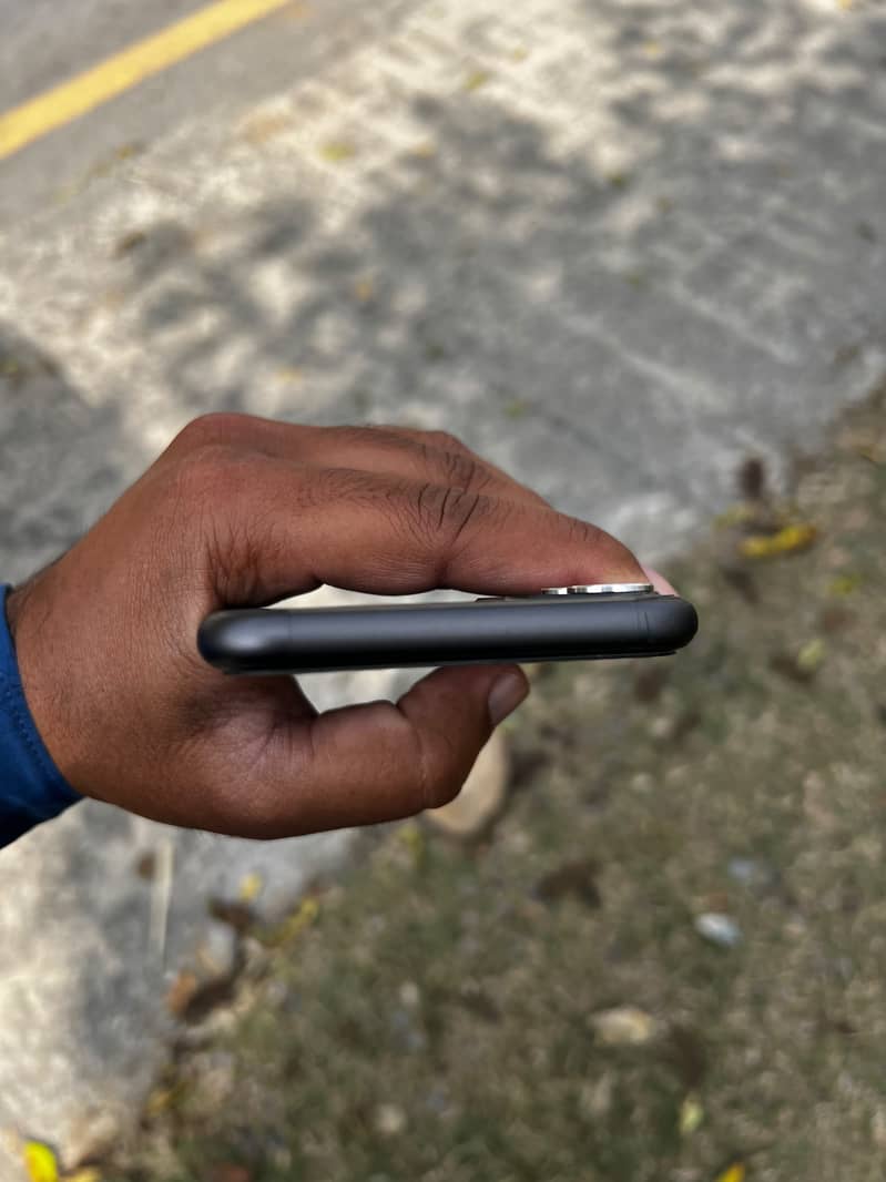 Apple iPhone 11 4
