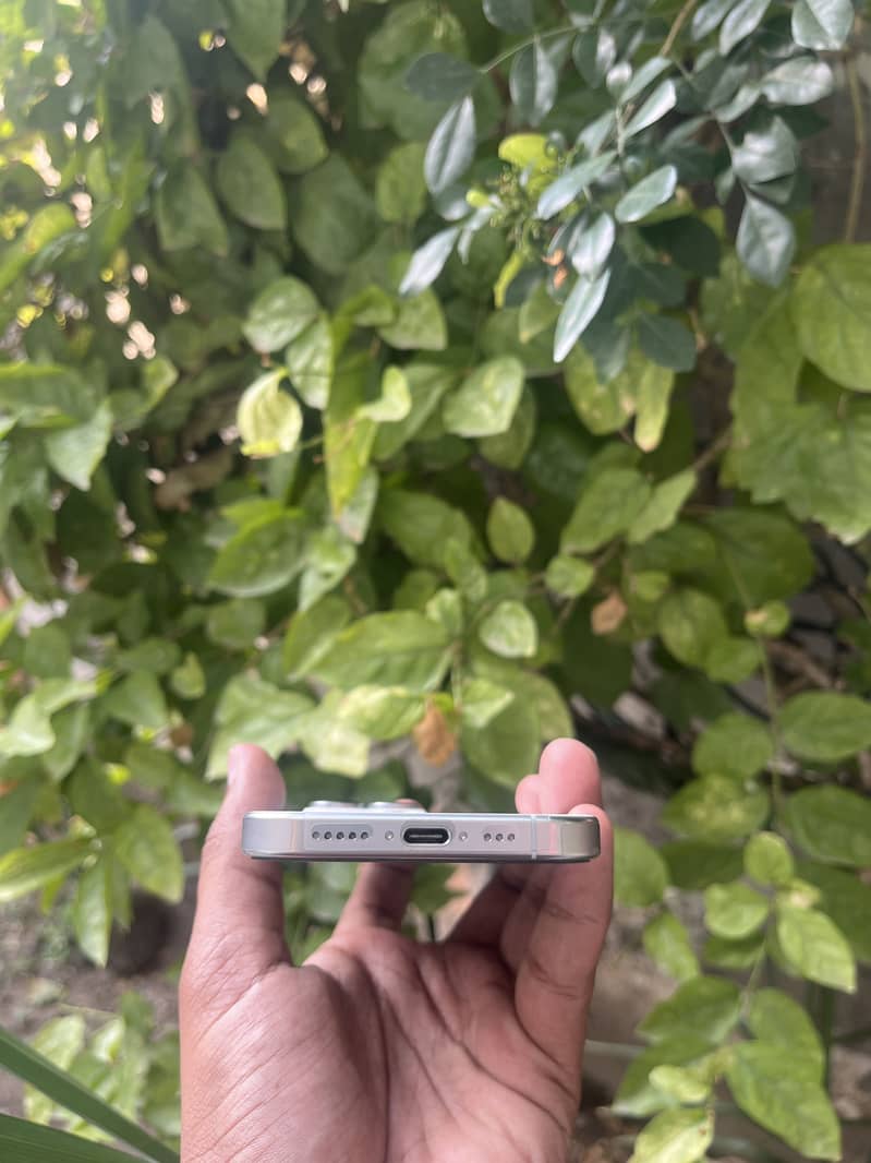 Apple iPhone 16 Pro 4