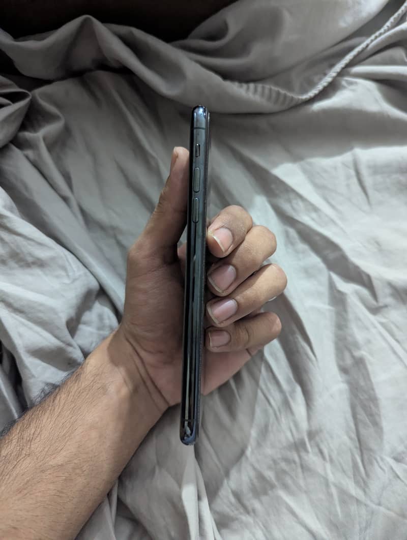 Apple iPhone 11 Pro Max 4