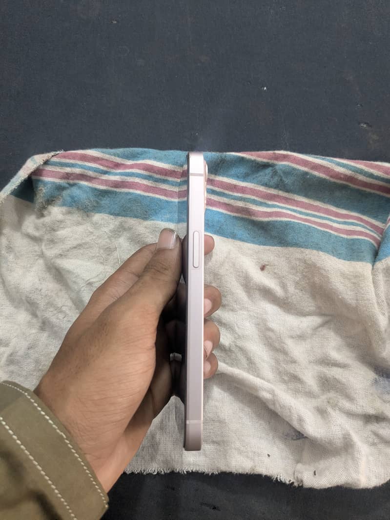 Apple iPhone 13 5