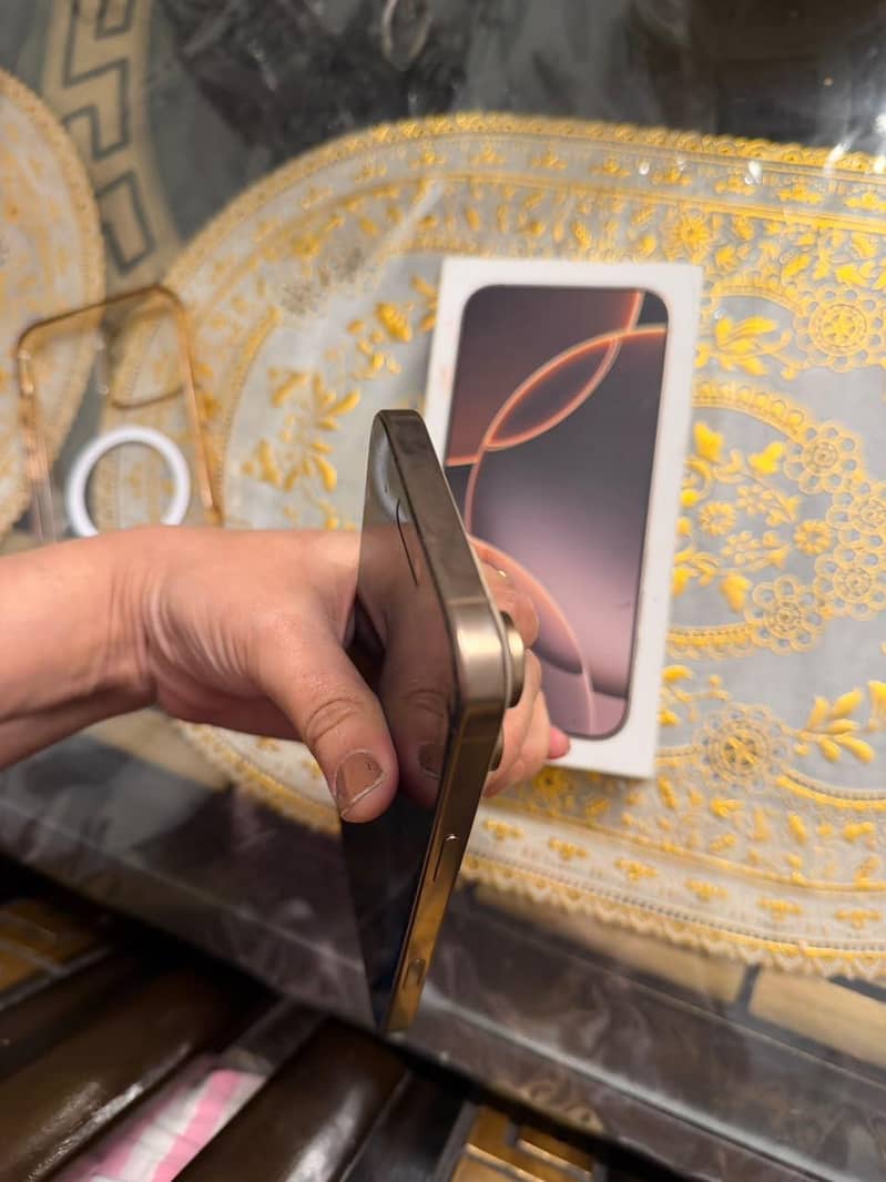 Apple iPhone 16 Pro Max 9