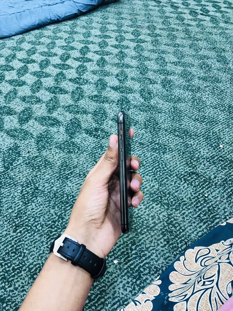 Apple iPhone 11 Pro 4