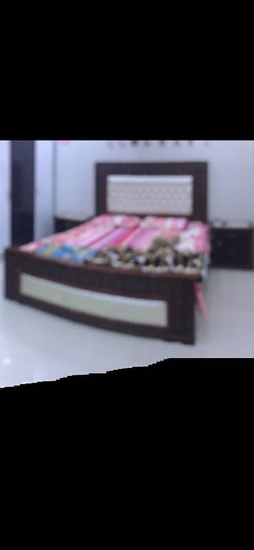 Bed with side tabbles 0