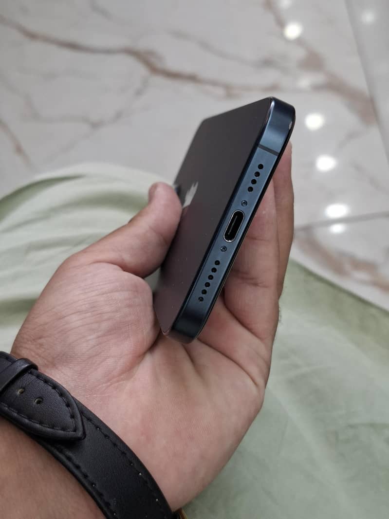 Apple iPhone 15 Pro Max 2