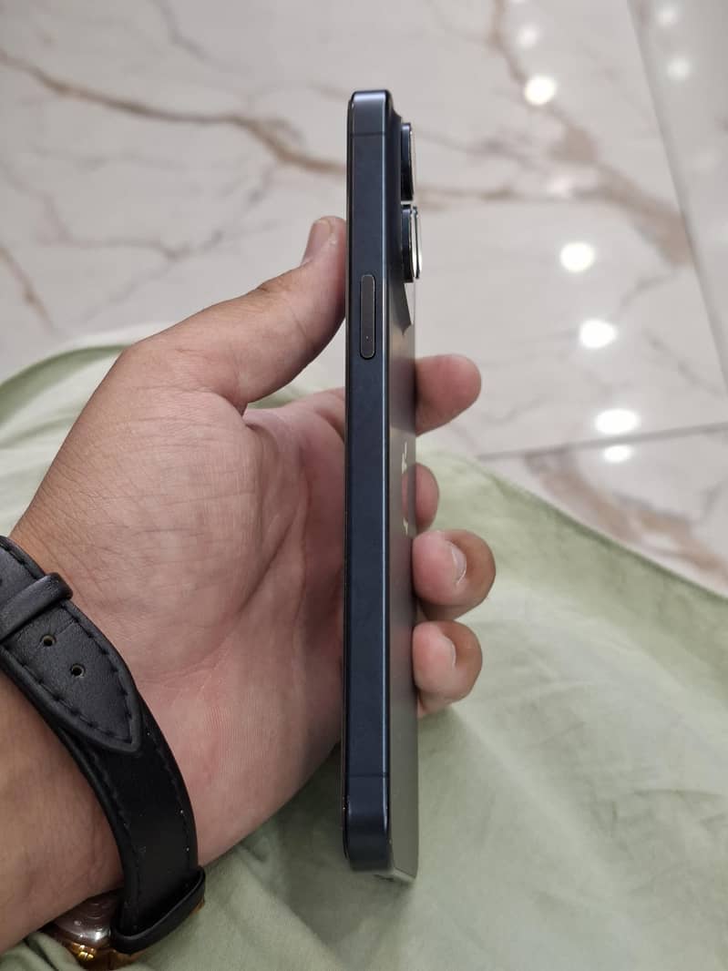 Apple iPhone 15 Pro Max 4
