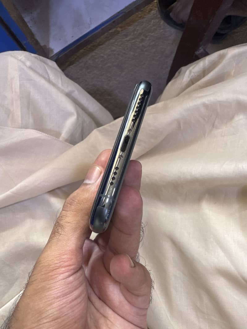 Apple iPhone 11 Pro Max 2
