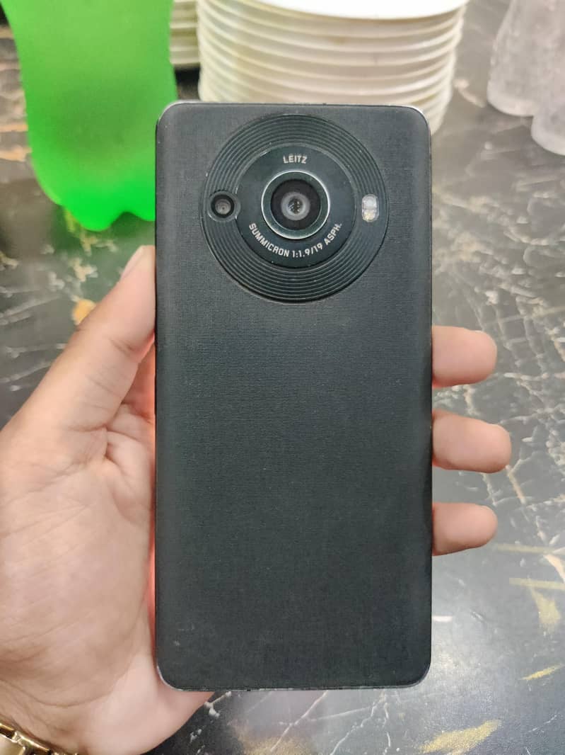 Sharp Aquos R8 pro 5