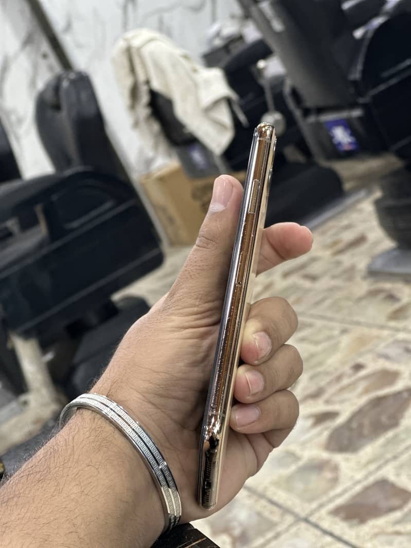 Apple iPhone 11 Pro Max 4