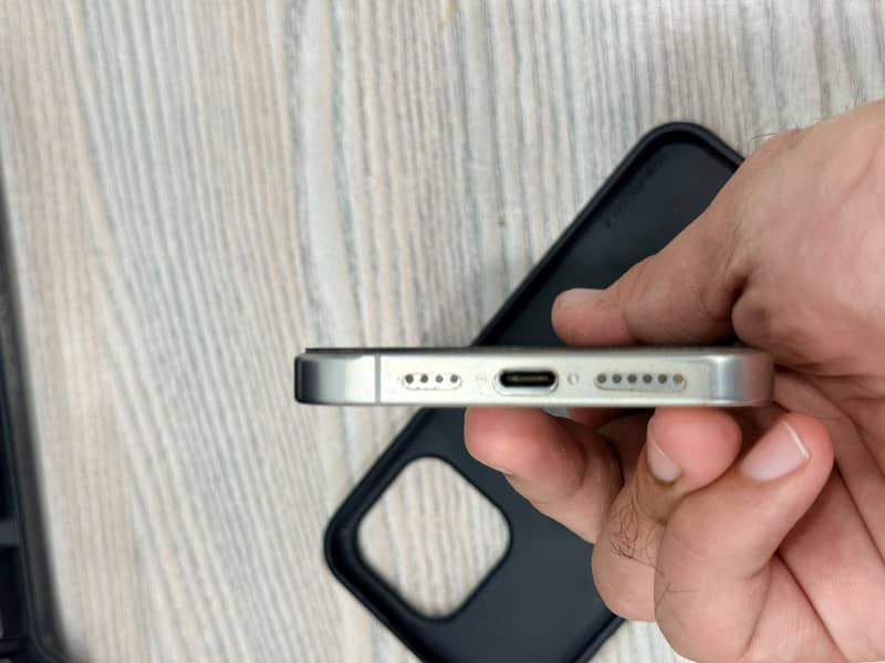 Apple iPhone 15 Pro Max 2