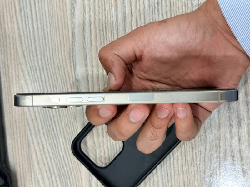 Apple iPhone 15 Pro Max 4