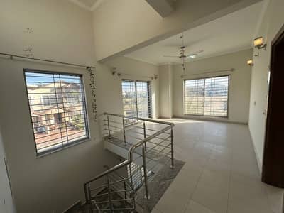 3Bed DDL 152sq yd Villa FOR SALE at Precicnt-11A (All Amenities Nearby) Heighted Location Investor Rates