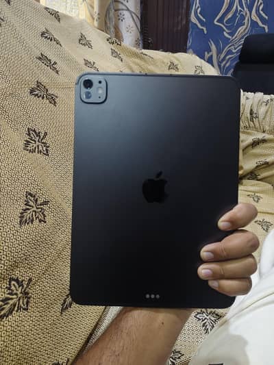 I Pad M5 Pro  sim warient with keypad 11 inch