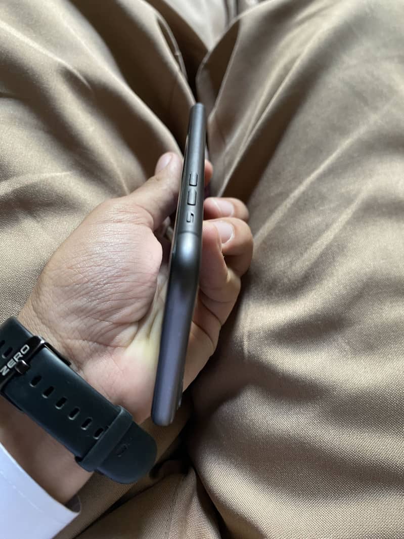 Apple iPhone 11 4