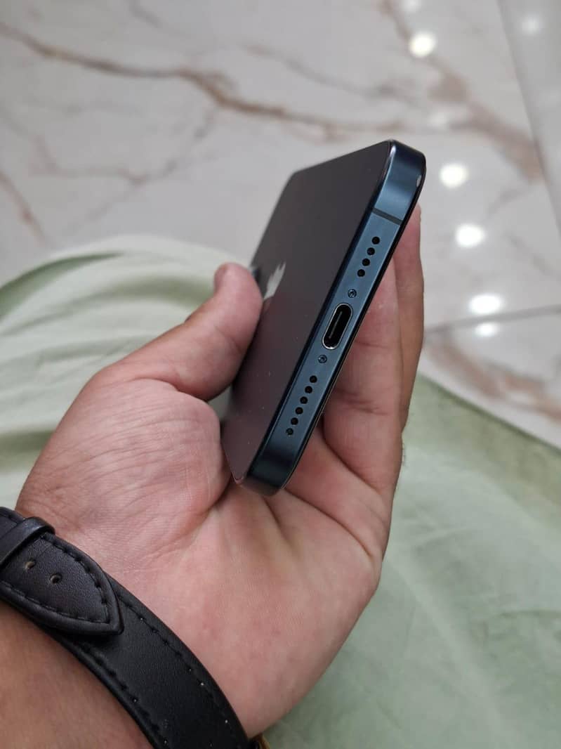 Apple iPhone 15 Pro Max 2