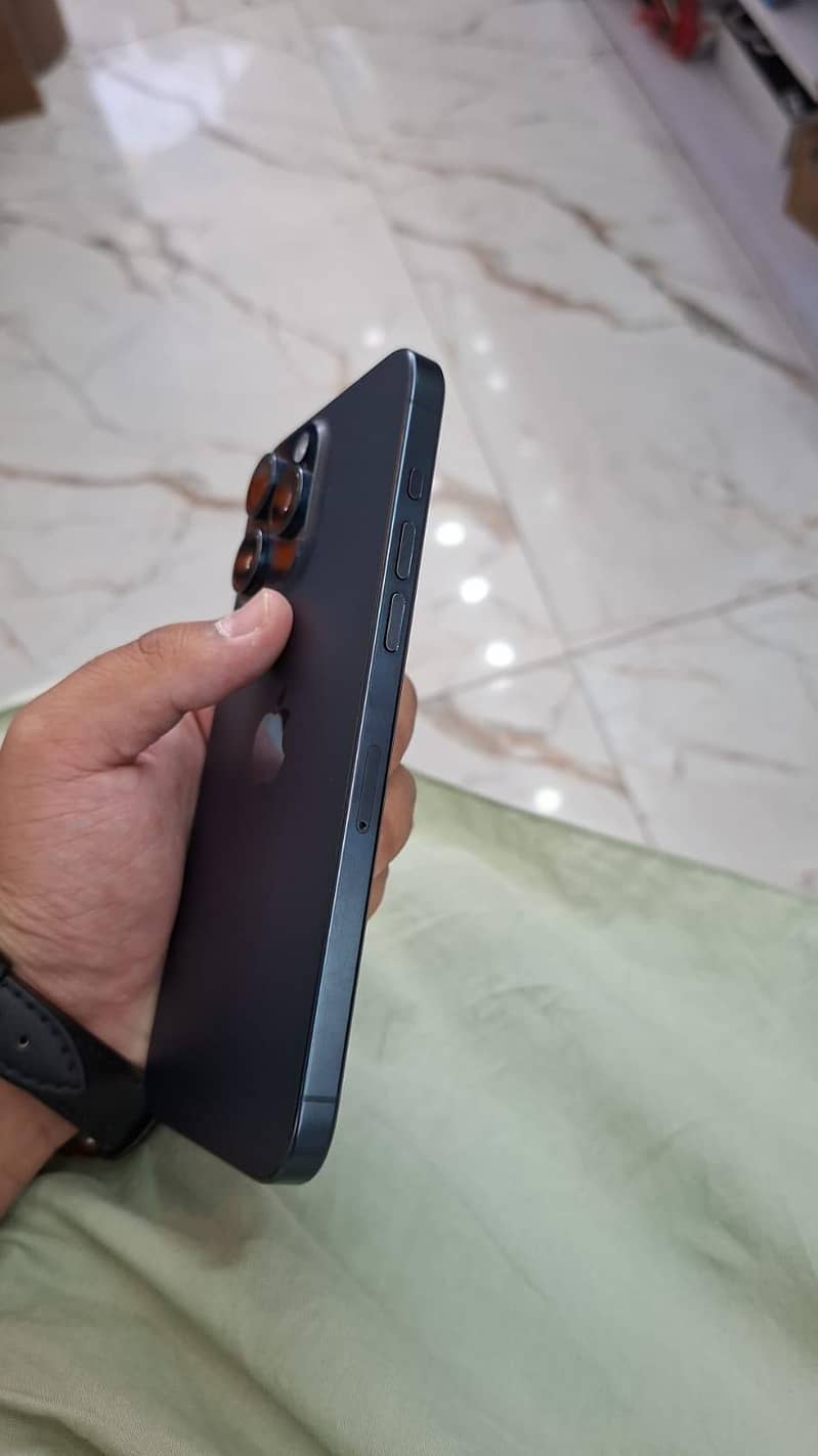 Apple iPhone 15 Pro Max 4