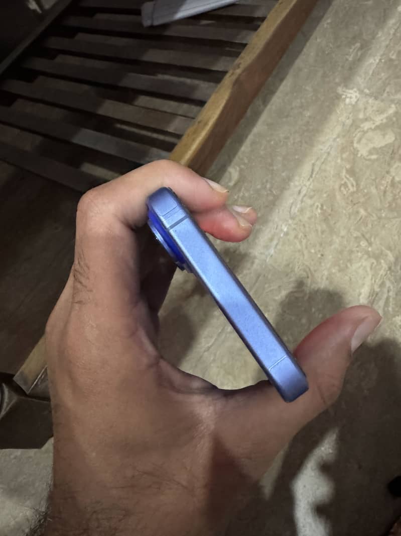 Apple iPhone 16 2