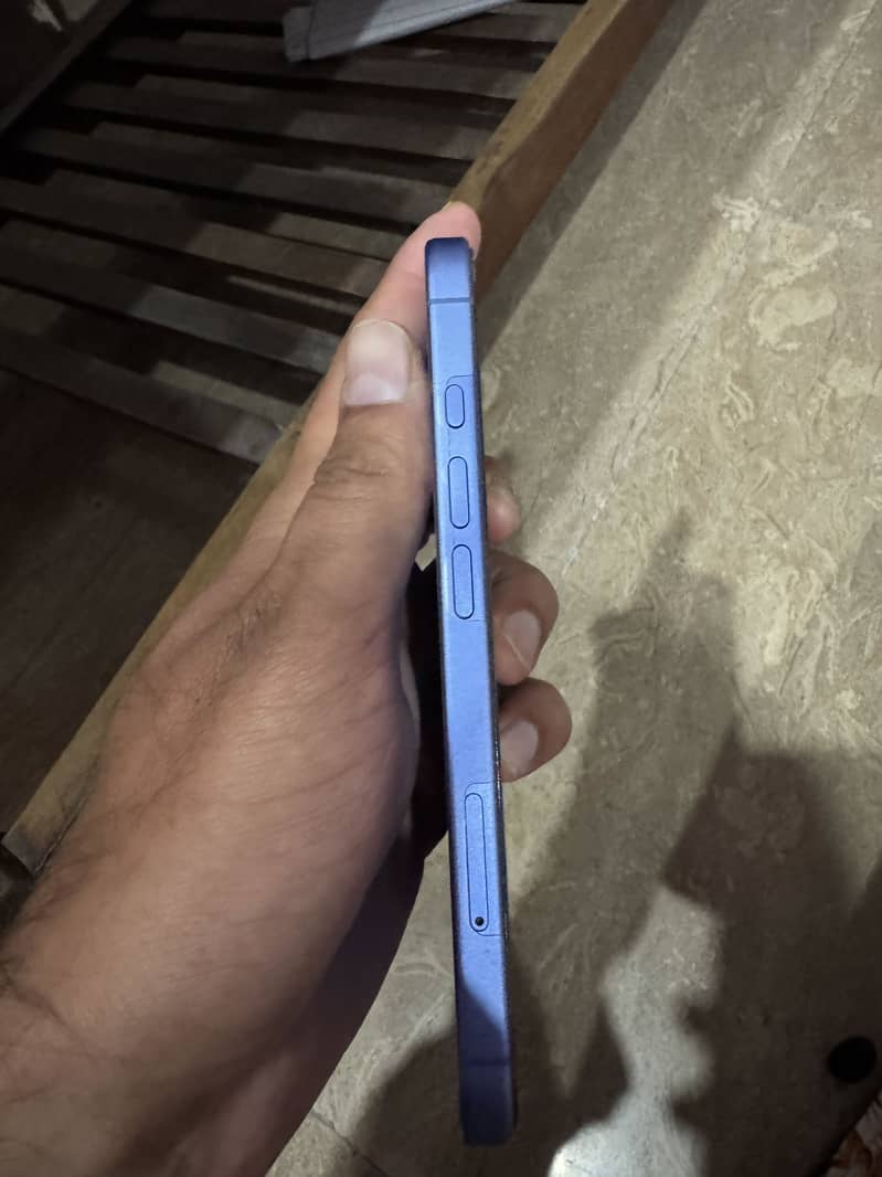 Apple iPhone 16 4